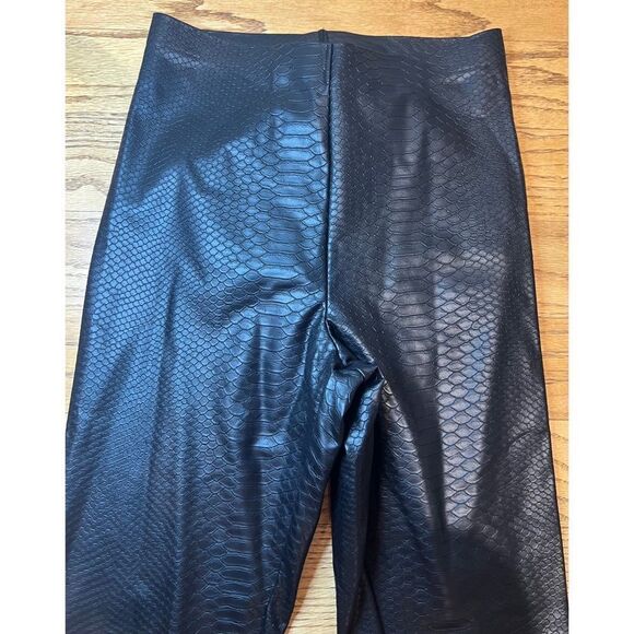 HUE Sleek Effects Black Crocodile Skin Design Soft Stretch Leggings Sz S NWT - Picture 7 of 16